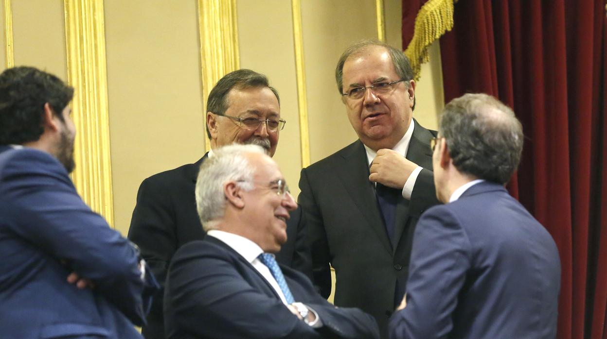 El presidente Herrera, junto a varios dirigentes autonómicos, en una de las tribunas del Congreso de los Diputados, durante la celebración del 40 aniversario de la Constitución