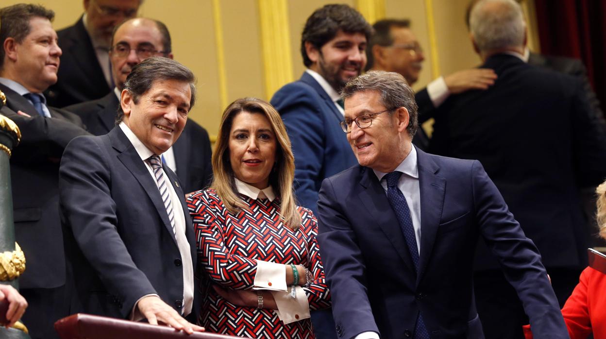 Núñez Feijóo (d), junto a Susana Díaz y Javier Fernández, en la tribuna del Congreso