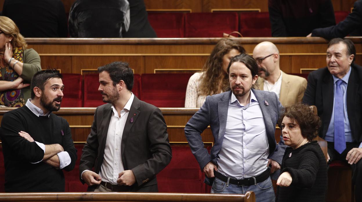 El líder de Podemos, Pablo Iglesias, y su homólogo de Izquierda Unida, Alberto Garzón, hoy en el Congreso