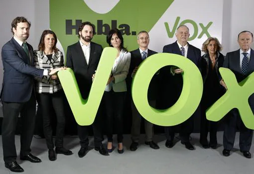 Seguí, entre Abascal y Ortega Lara, en la presentación de Vox en 2014