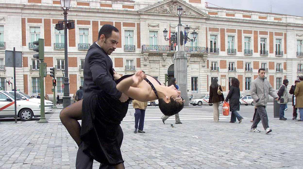 Dos argentinos bailan un tango en la Puerta del Sol, en una imagen del año 2003