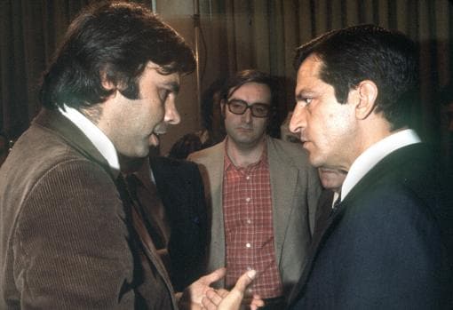 Adolfo Suárez conversa con Felipe González, en presencia de José María Triginer.
