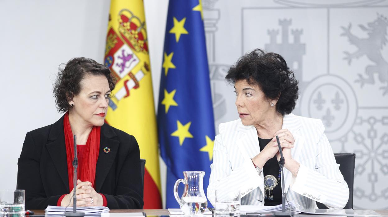 La ministra de Educación, Isabel Celaá, y la ministra de Trabajo, Magdalena Valeria, en el Consejo de Ministros