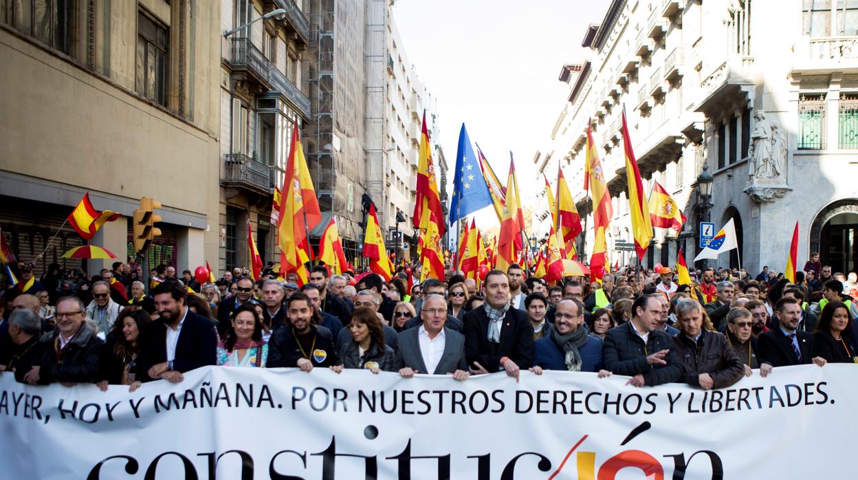 La manifestación convocada por la entidad Espanya i Catalans para conmemorar el 40 aniversario de la Constitución