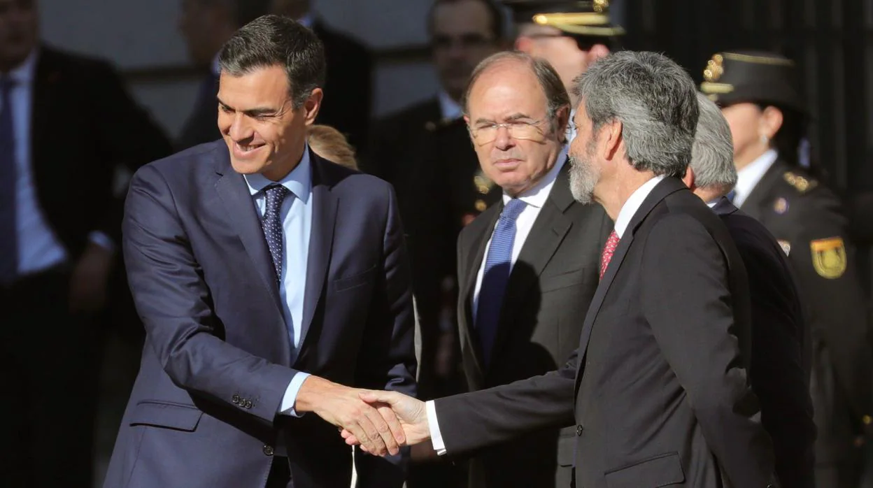 El presidente del Gobierno, Pedro Sánchez, saluda al presidente del Tribunal Supremo, Carlos Lesmes