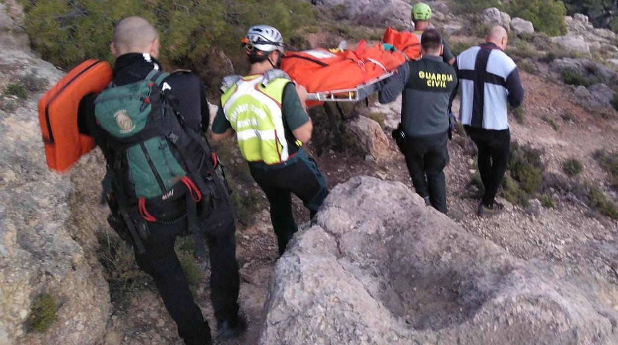 Efectivos de la Guardia Civil trasladan el cuerpo sin vida del senderista