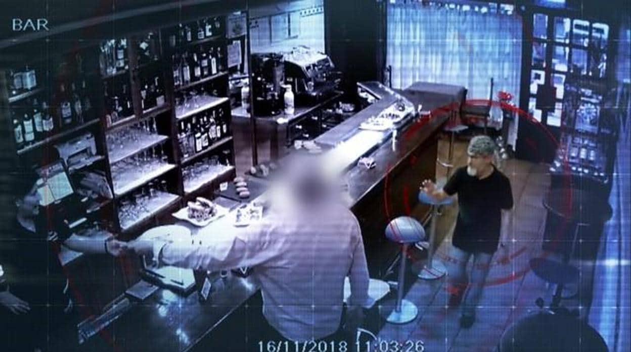 Imagen del vídeo de la detención del «Rey del cachopo» en el bar de Zaragoza donde trabajaba