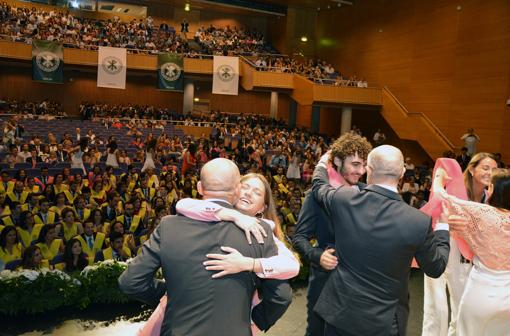 Profesores y alumnos en la entrega de becas en el acto de Graduación 2018