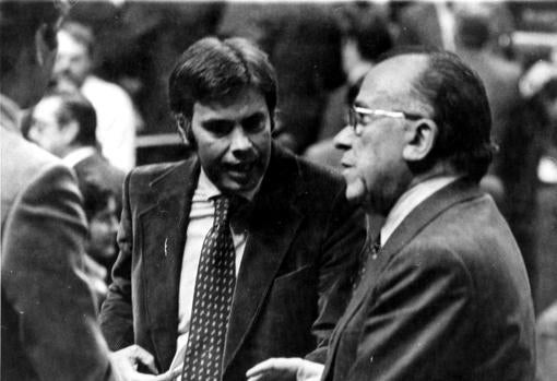 El expresidente del Gobierno Felipe González y Santiago Carrillo en el Congreso, en 1978