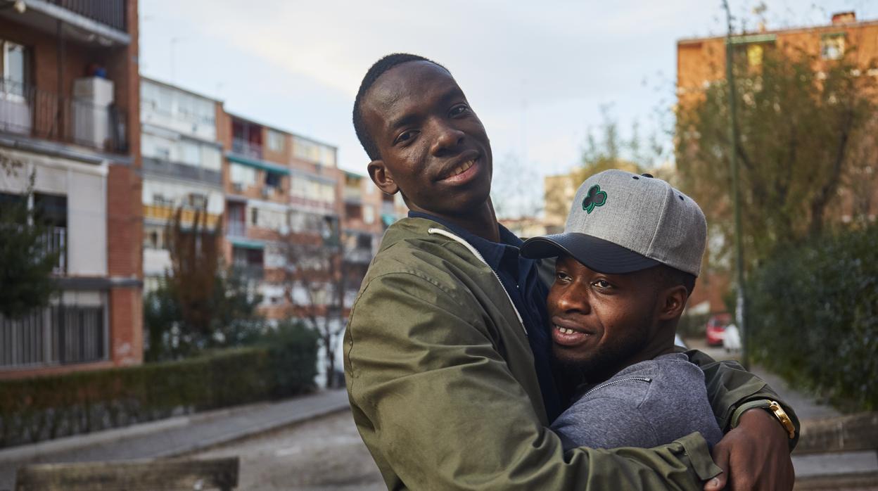 Mahamoud (derecha) y Ebrima, en un barrio de Madrid, la ciudad donde viven y trabajan