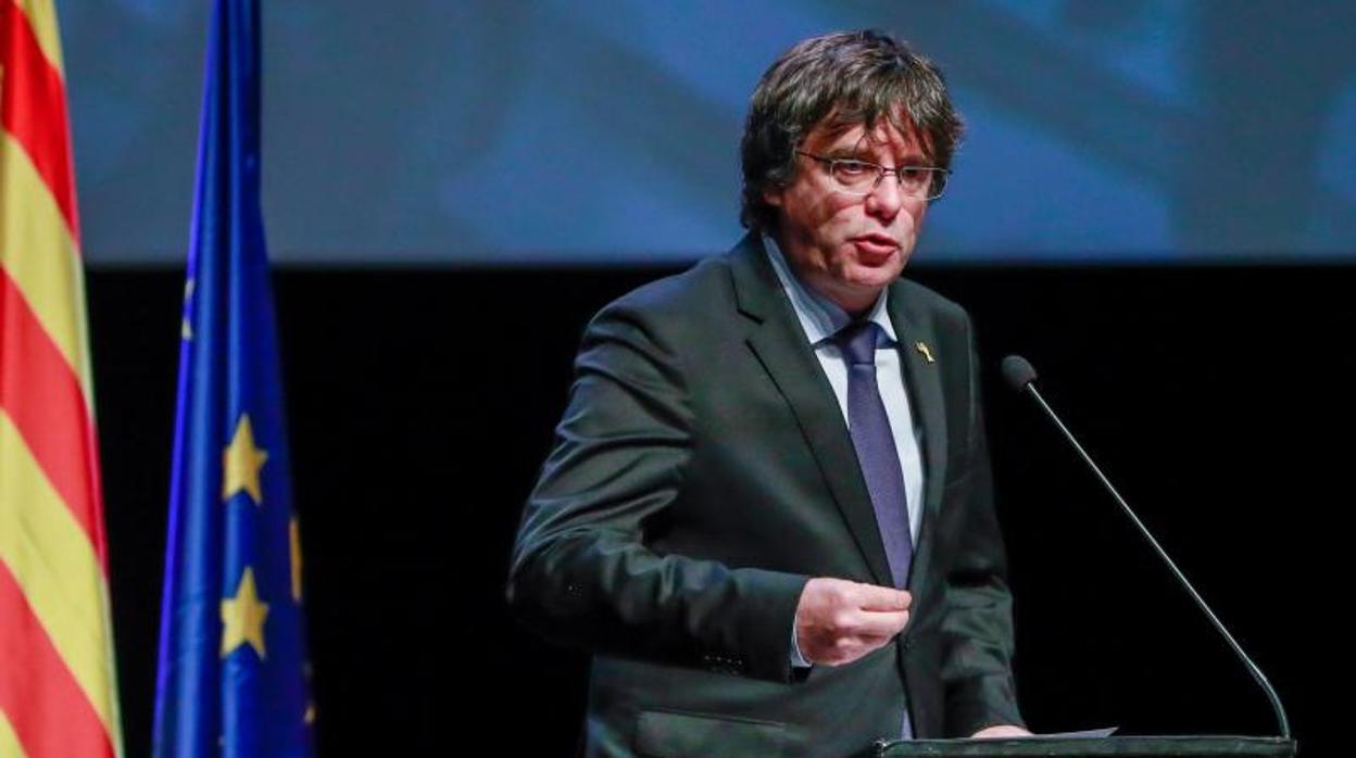 Carles Puigdemont habla durante una ceremonia de presentación del Consejo por la República en Bruselas,