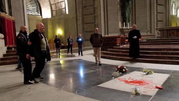 El artista que profanó la tumba de Franco dice que usó «pintura lavable»