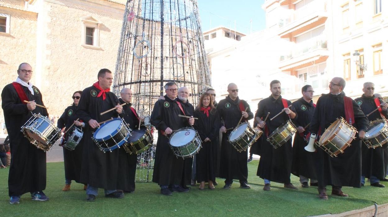 Las autoridades políticas tocan el tambor en la localidad de Hellín