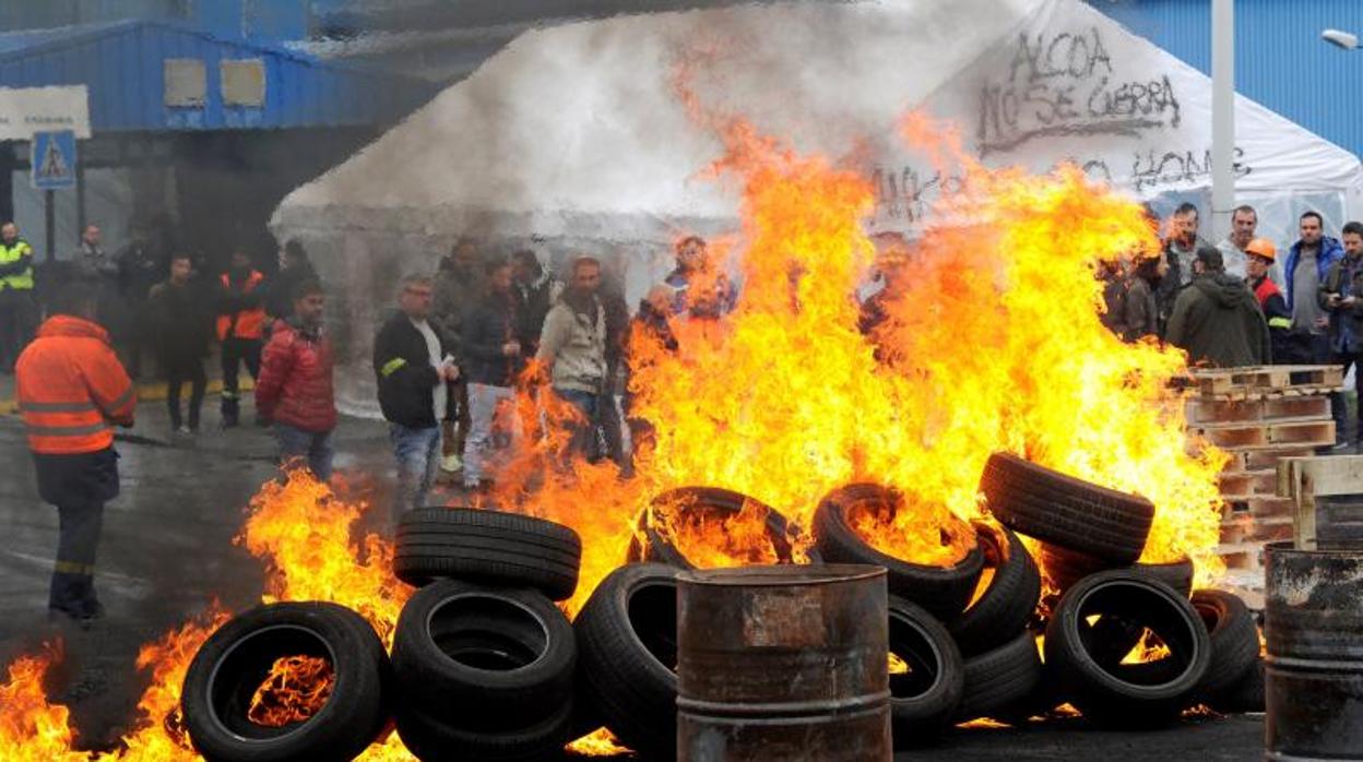 Quema de neumáticos en las instalaciones de Alcoa en La Coruña como protesta contra el cierre