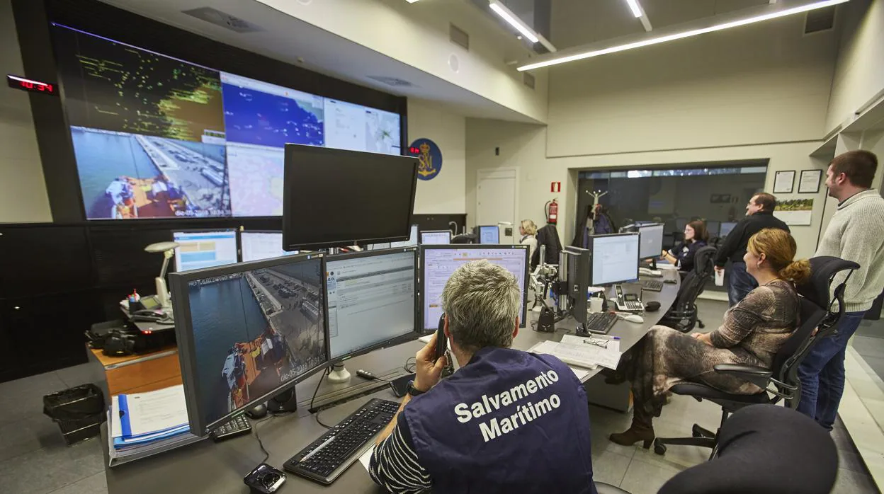 Sala de pantallas del Centro Nacional de Control de Salvamentos, el «ojo del mar» en Madrid