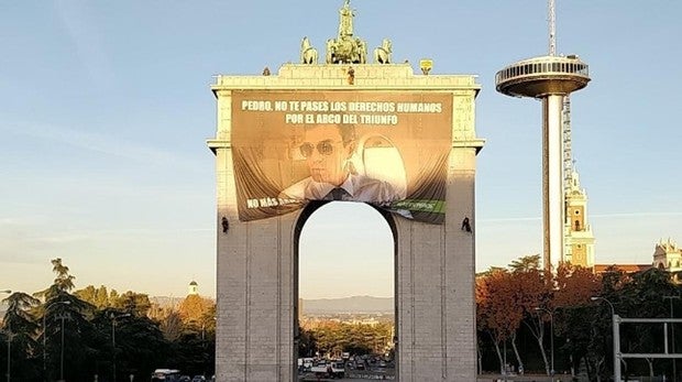 Greenpeace despliega una pancarta gigante contra Pedro Sánchez en el Arco de la Victoria