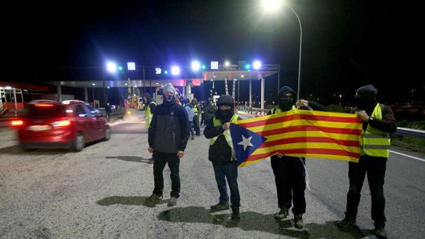 Los transportistas valencianos: «Nos sentimos rehenes de los conflictos de Cataluña y Francia»