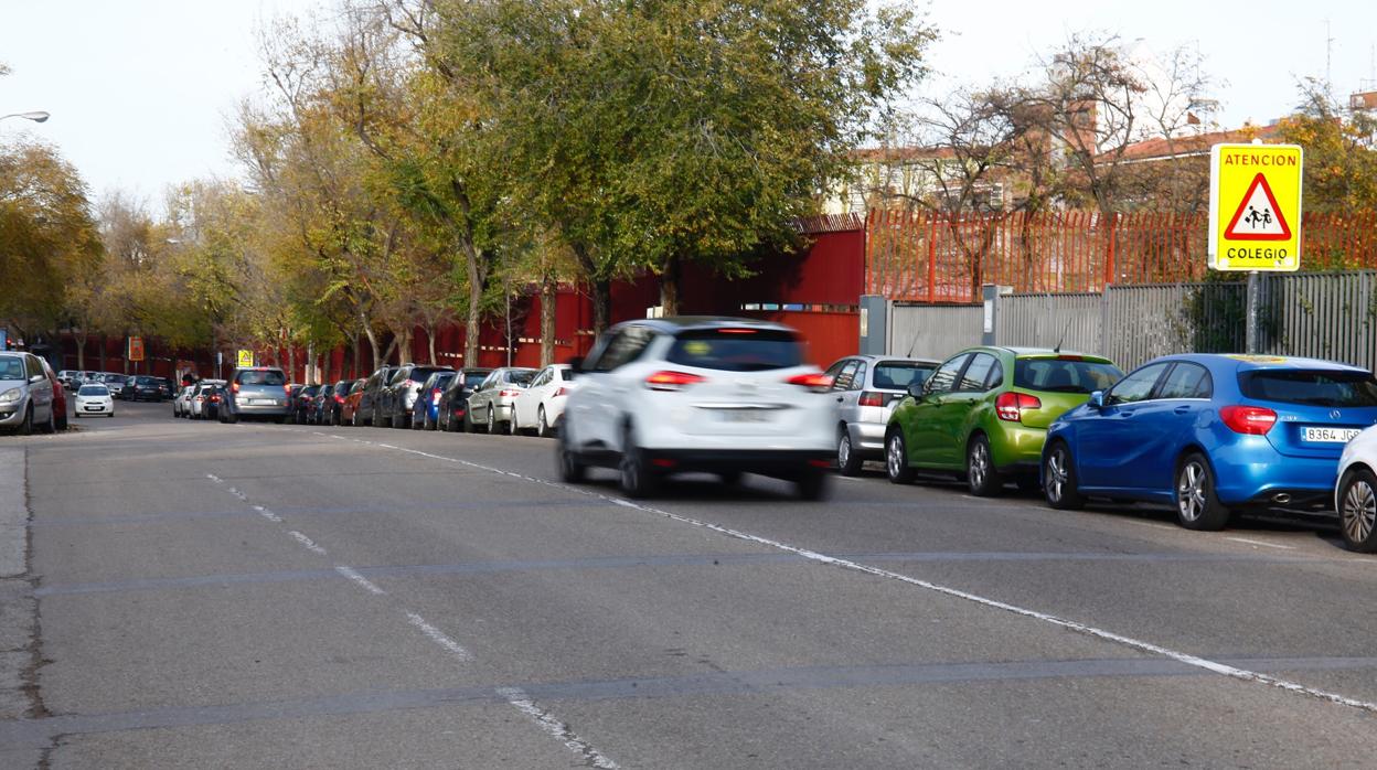 Coches estacionados en la avenida del Santo Ángel de la Guarda