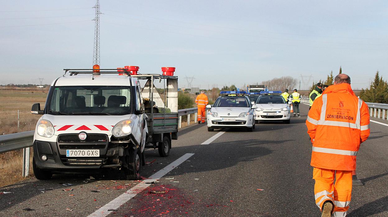 Muere un operario de carreteras arrollado por un camión en la A-231, en León