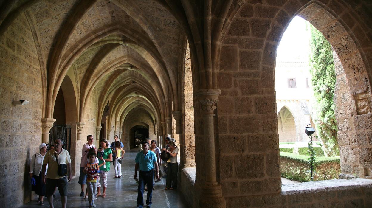 Claustro del histórico monasterio cisterciense enclavado a orillas del río Piedra