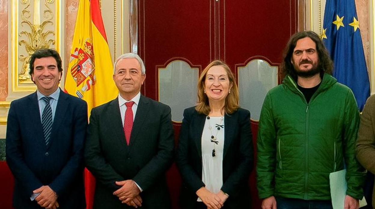 Los diputados del Parlamento gallego posan junto a la presidenta del Congreso, Ana Pastor