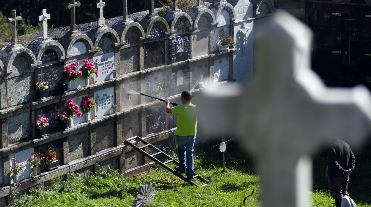 Labores de limpieza en un cementerio gallego