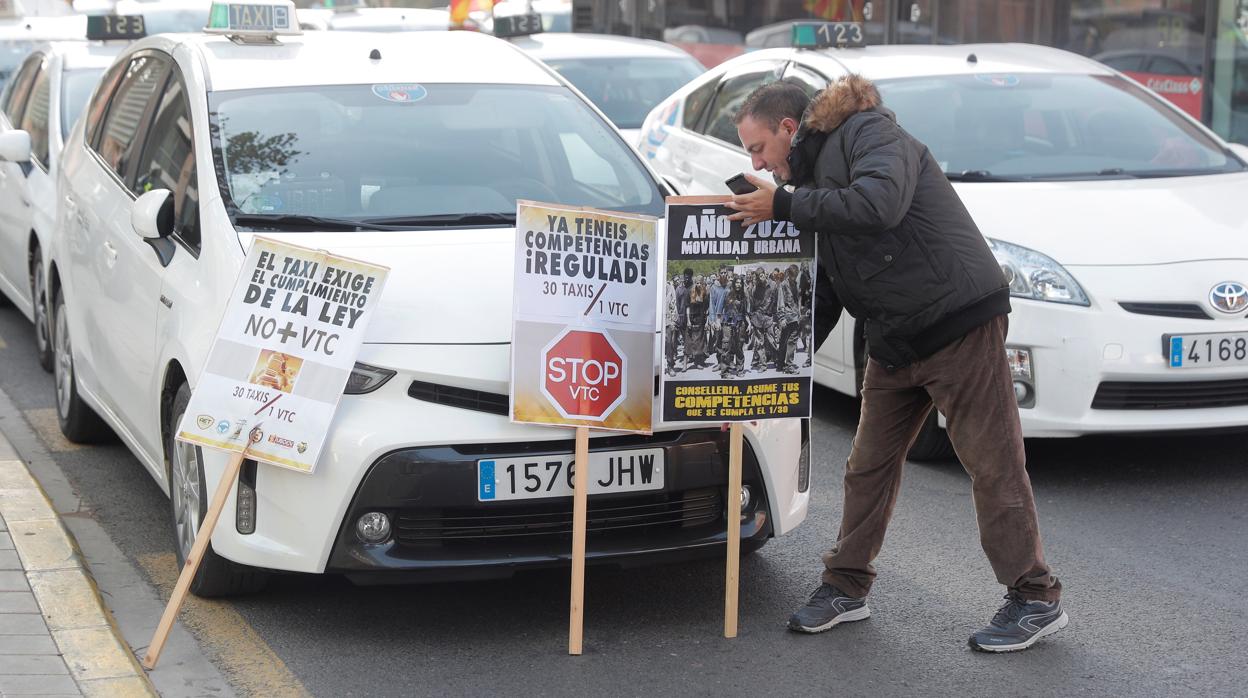 Seis organizaciones profesionales del sector del taxi celebran una concentración para reclamar una legislación "clara y justa" del sector de los vehículos de alquiler con conductor (VTC)