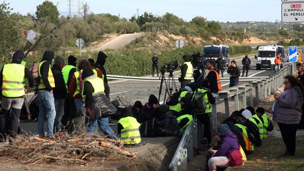 Triple ofensiva independentista a Sánchez: Barricadas, atascos y un consejo de ministros «popular» en la calle