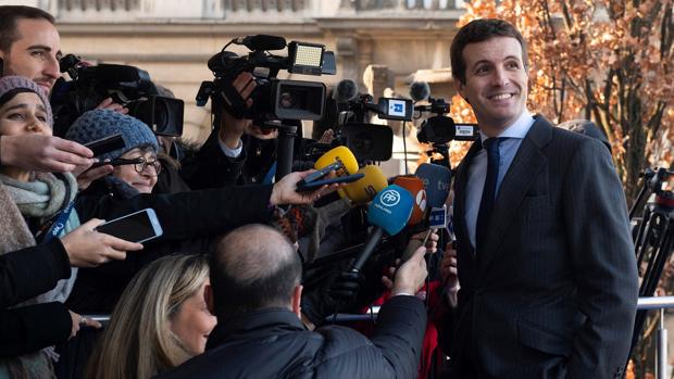 Casado se compromete desde Bruselas a aplicar el 155 en Cataluña «el tiempo que haga falta»