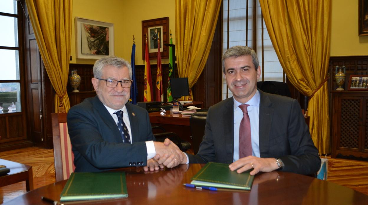 Ángel Felpeto y Álvaro Gutiérrez tras la firma del convenio