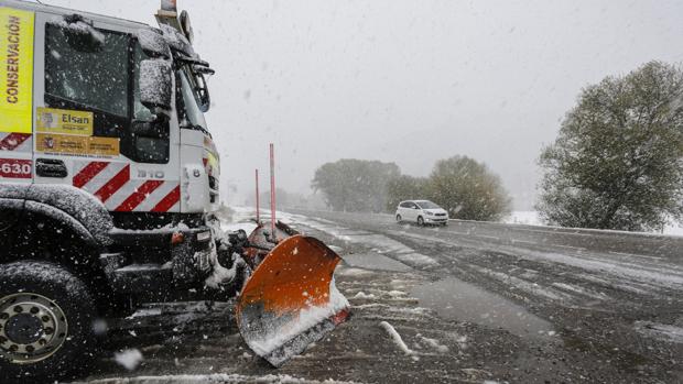 La nieve complica el tráfico en la red principal de carreteras de Ávila y Zamora