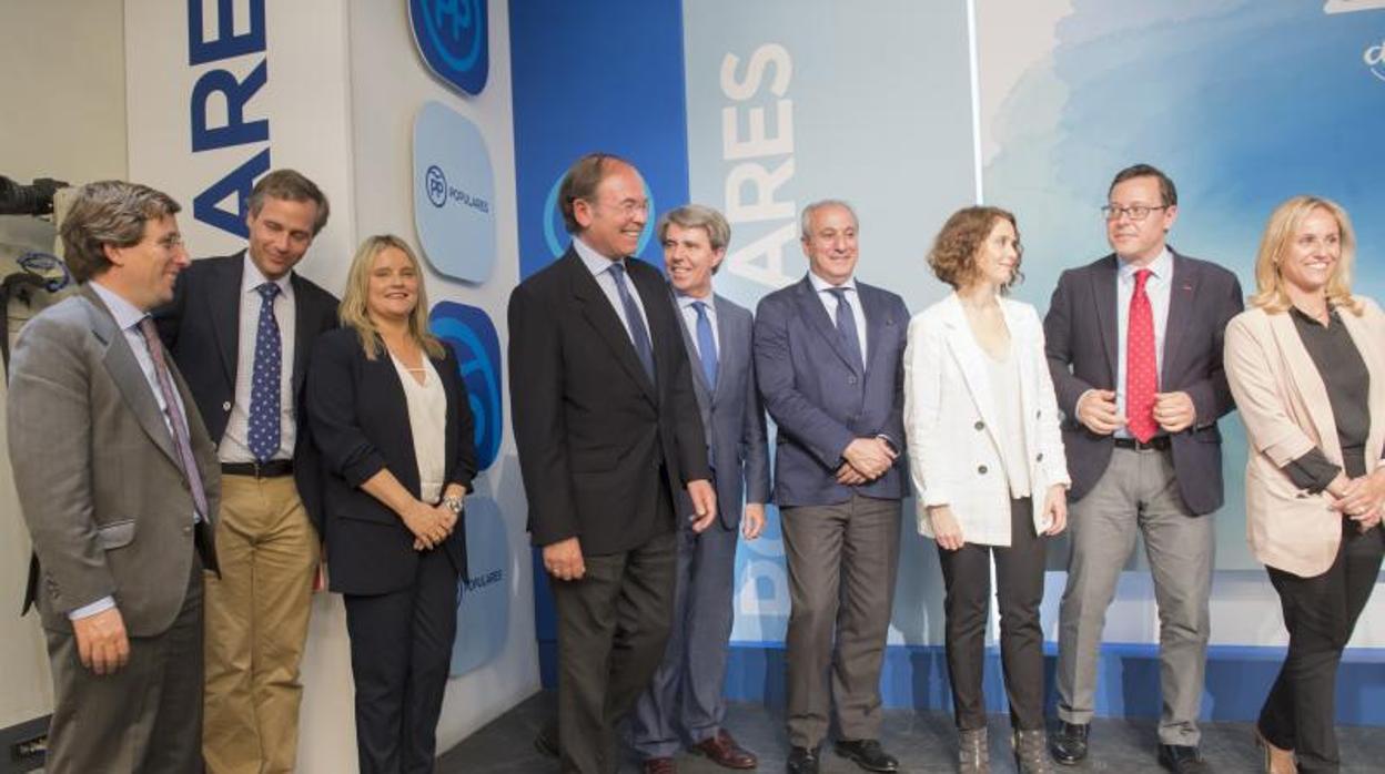 Foto del PP regional, con Almeida (izq.), Terol (a su lado) y Garrido