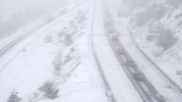 Tráfico embolsa camiones en la A-1 a la altura de Boceguillas (Segovia) por la nevada