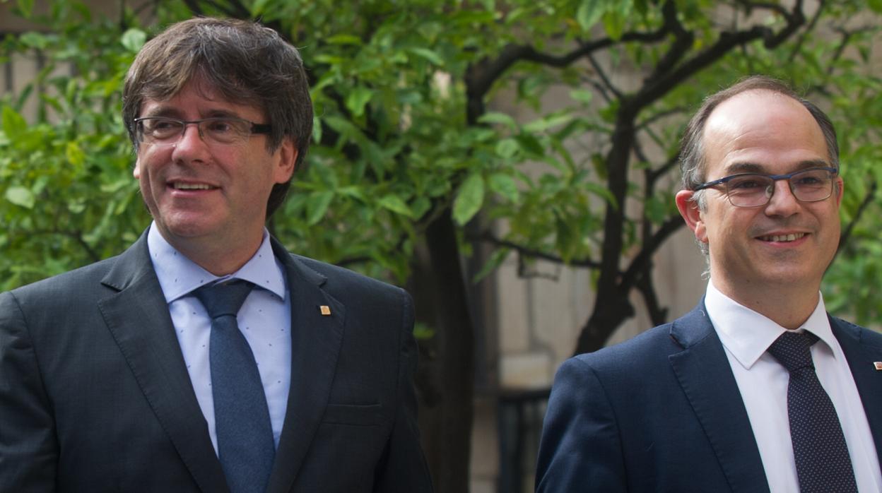 Jordi Turull y Carles Puigdemont, en el Palau de la Generalitat