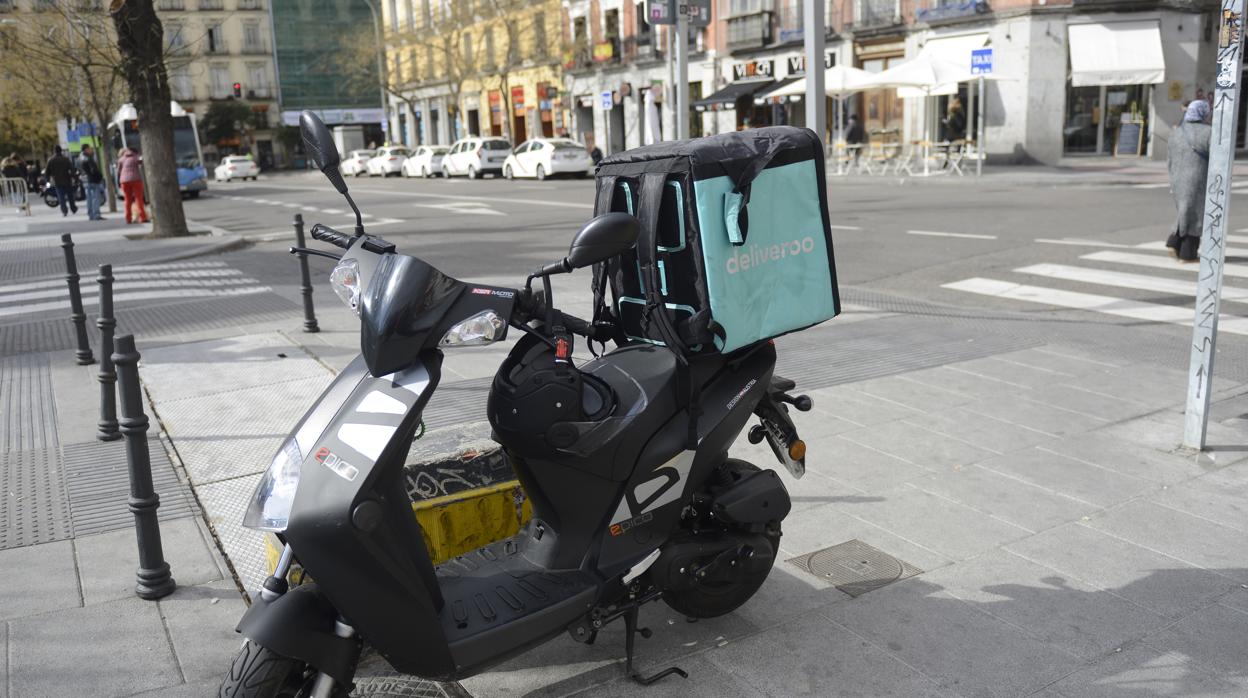 Imagen de archivo de una moto de un repartidor de Deliveroo