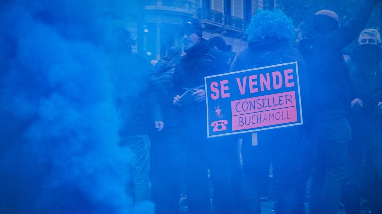 Varios agentes de Mossos d"Esquadra se manifiestan frente a la Consellería de Economía de la Generalitat para denunciar que este órgano politiza el cuerpo