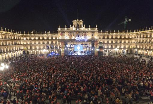 Casi 22.000 jóvenes desafían el frío de Salamanca para celebrar el Fin de Año Universitario
