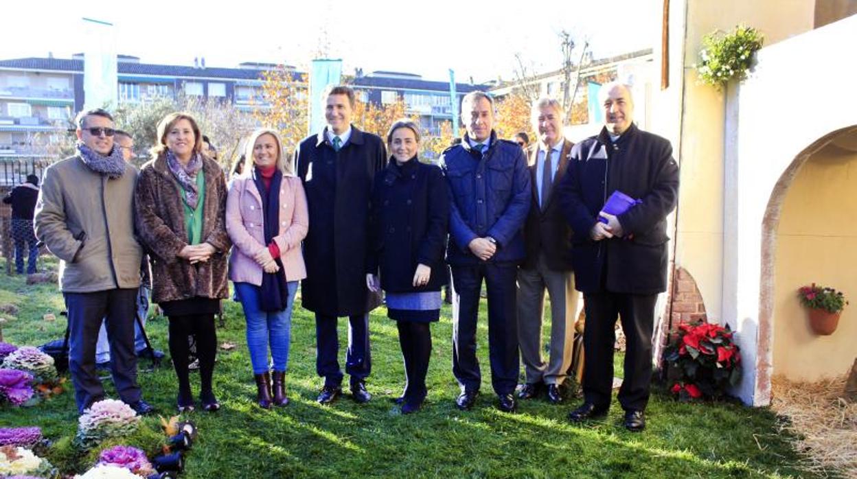 El presidente de Eurocaja Rural, Javier López, y el director general, Víctor Manuel Martín, han presidido esta inauguración, acompañados de la alcaldesa de Toledo, Milagros Tolón; el vicario general de la Archidiócesis, César García, que ha bendecido el belén, y el presidente regional de los veterinarios, Luis Alberto García