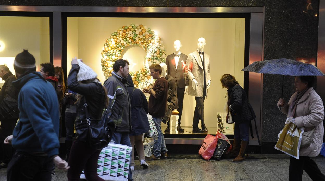Madrileños realizan sus compras de Navidad en la calle de Preciados