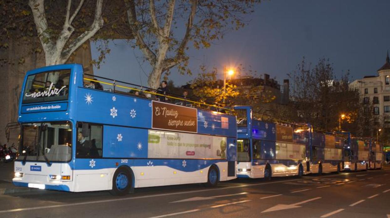 Los autobuses de Naviluz, ayer, en la calle Serrano, punto de recogida