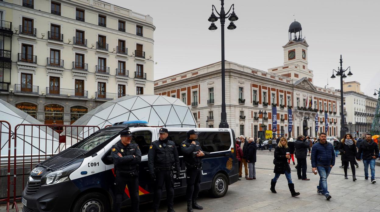 Policía en la Puerta del Sol de Madrid, uno de los lugares más visitados por estas fechas cercanas a la Navidad