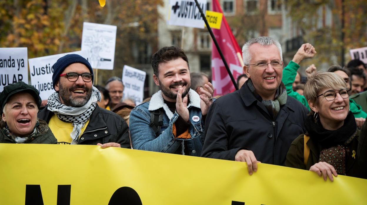 Gabriel Rufián, en la concentración convocada hoy ante la sede del Tribunal Supremo en Madrid por la organización soberanista Clam per la llibertat (Grito por la libertad) y apoyada por ERC, PDeCAT, CUP, la Crida Nacional