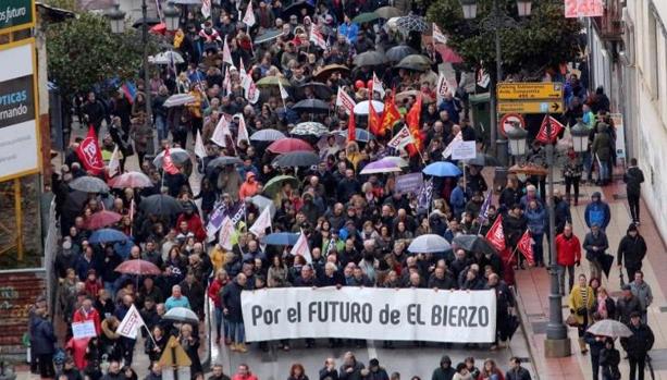 Miles de personas reclaman en Ponferrada un futuro industrial para el Bierzo