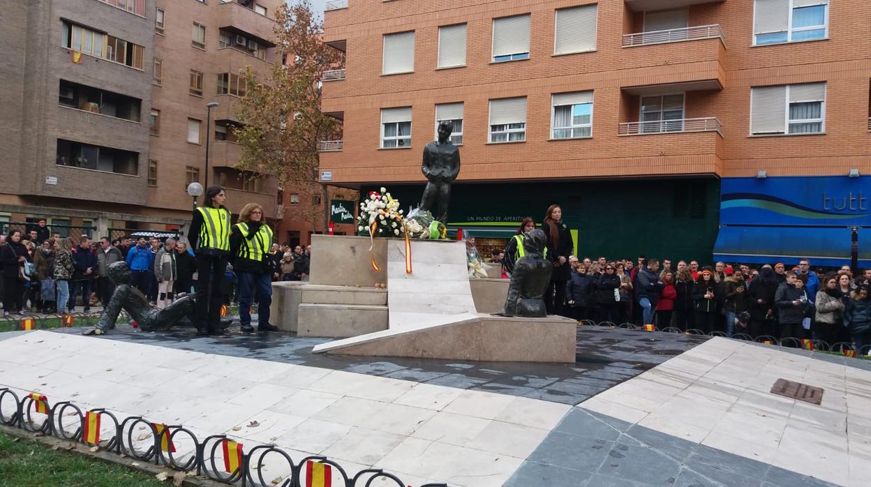 Al término de la marcha se ha realizado una ofrenda floral ante el monolito que recuerda a las víctimas