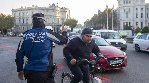 Carmena «roba» a policías de servicios ordinarios de tráfico para controlar Madrid Central