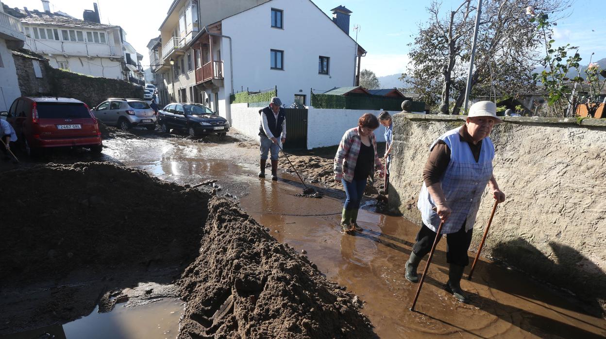 Vecinos de Viveiro un día después de la riada que se llevó por delante la vida de una mujer de 83 años