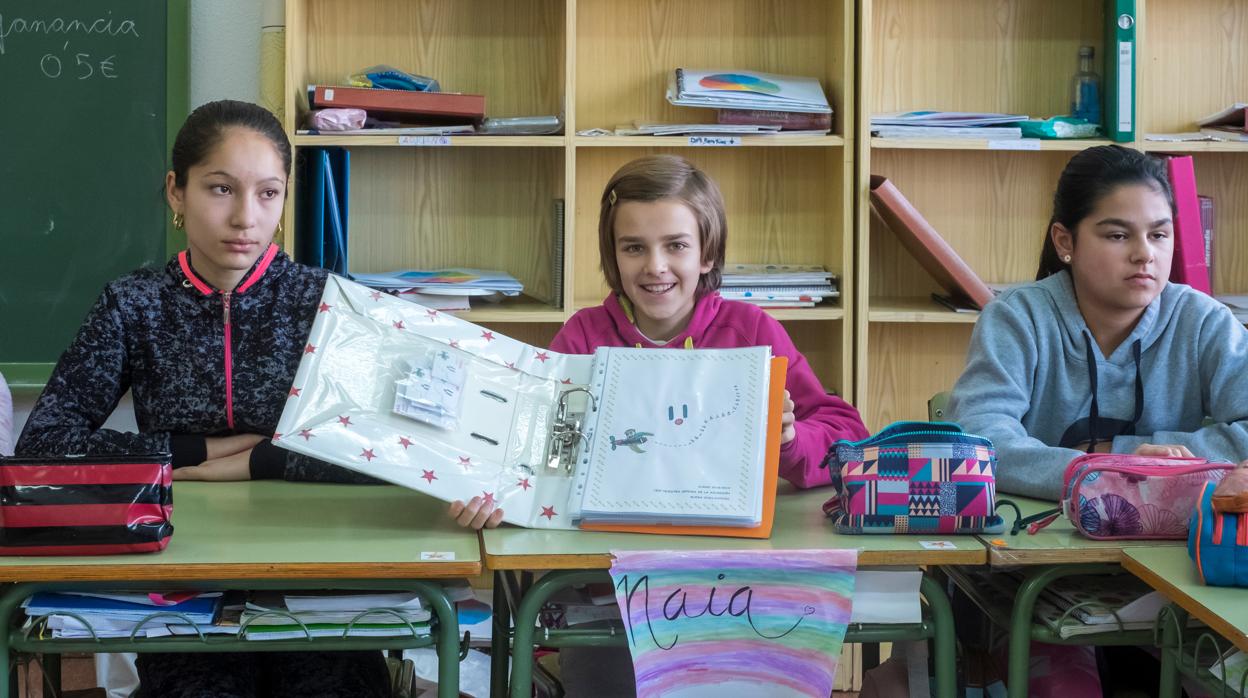 Una de las «jóvenes emprendedoras» enseña el libro de cuentas con el logo de «La sonrisa viajera»