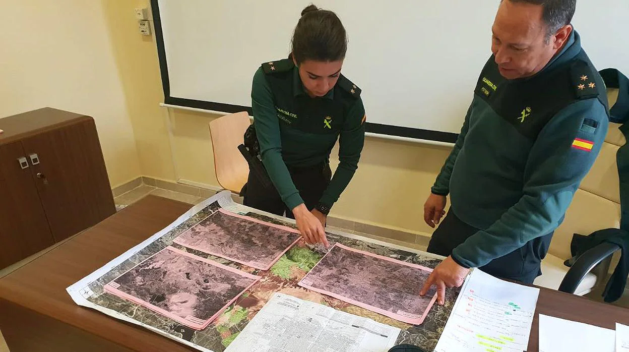 Responsables de la Guardia Civil analizan los mapas del terreno