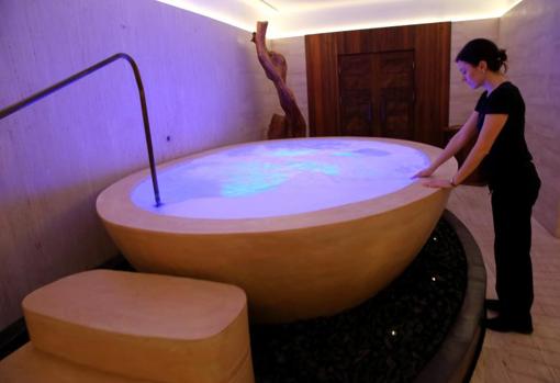 El jacuzzi se encuentra en la sala contigua al «hamman»