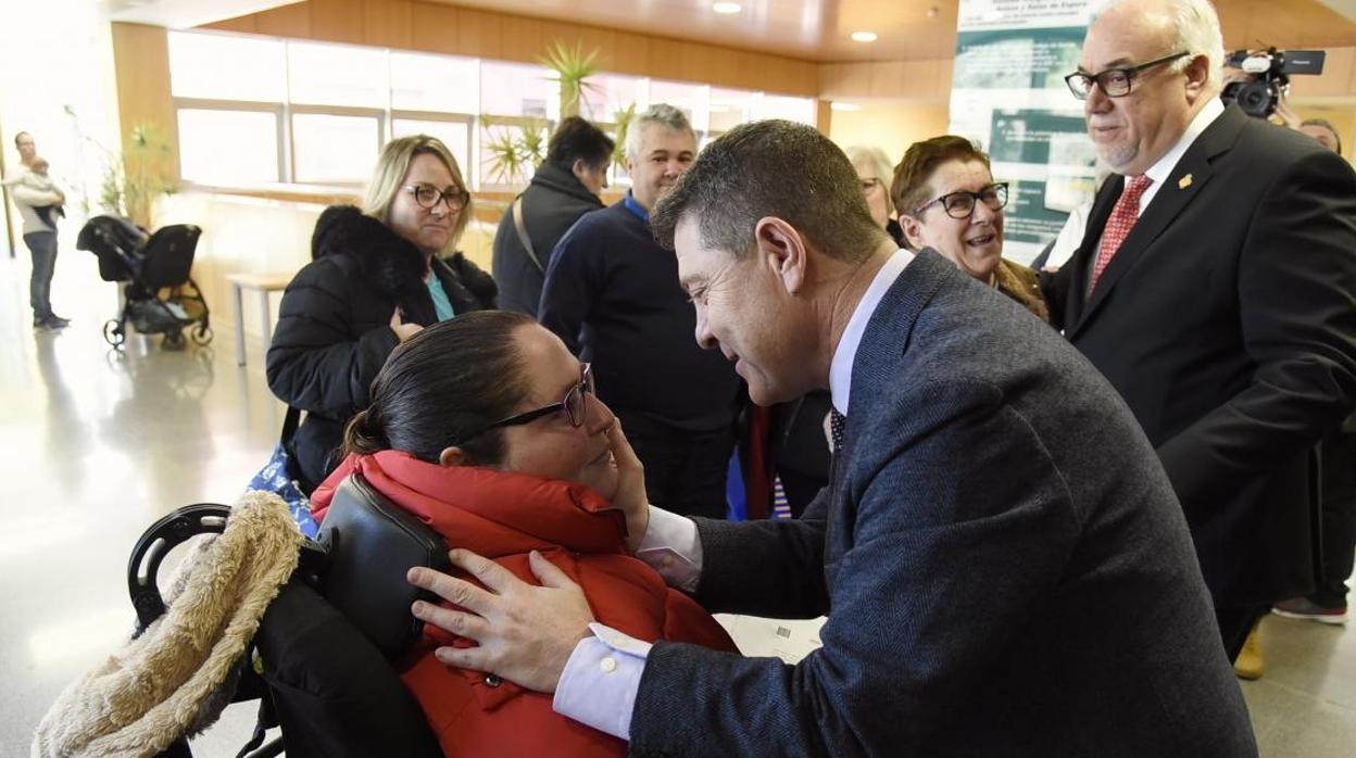 El presidente Page saluda a una paciente en el hospital de Manzanares